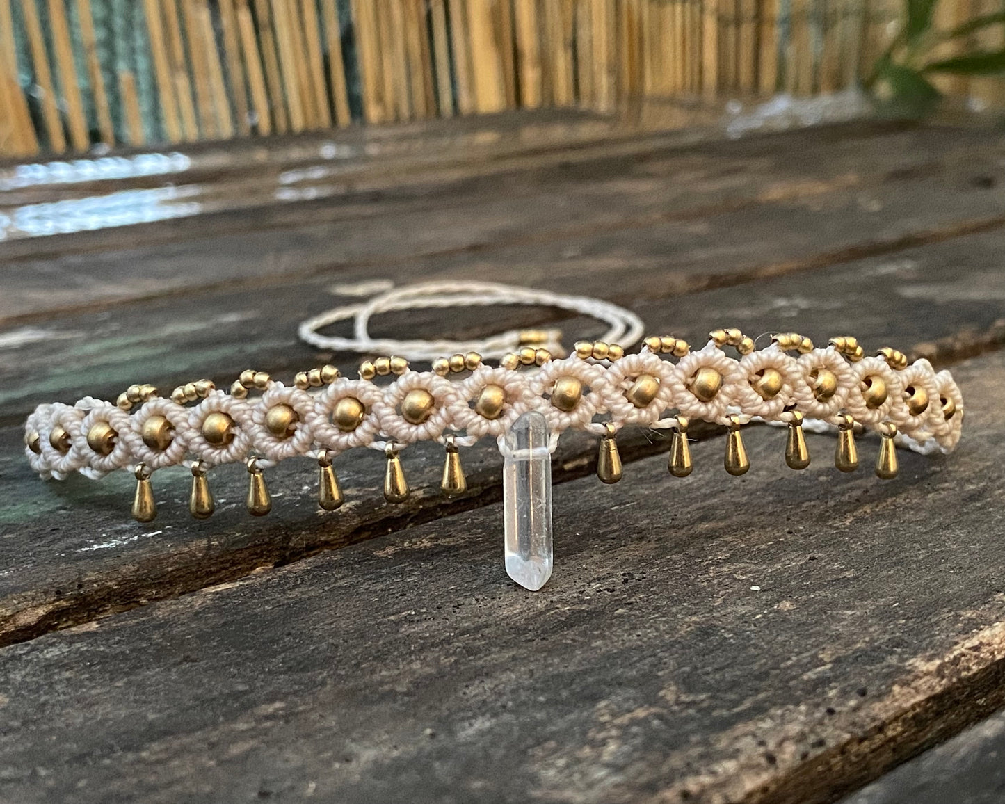 Choker “chiaro di luna” con punta in quarzo ialino