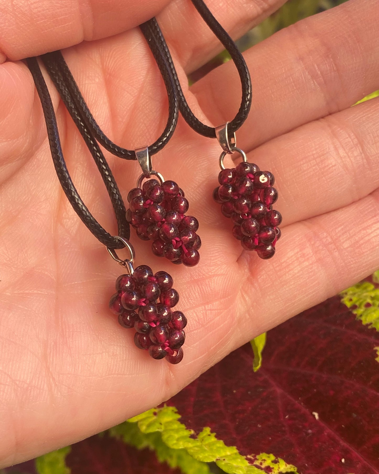 Collana grappolo d’uva in granato