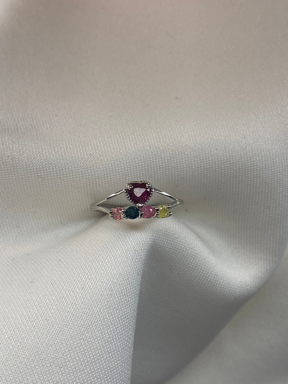 Anello Tormalina multicolore cuori