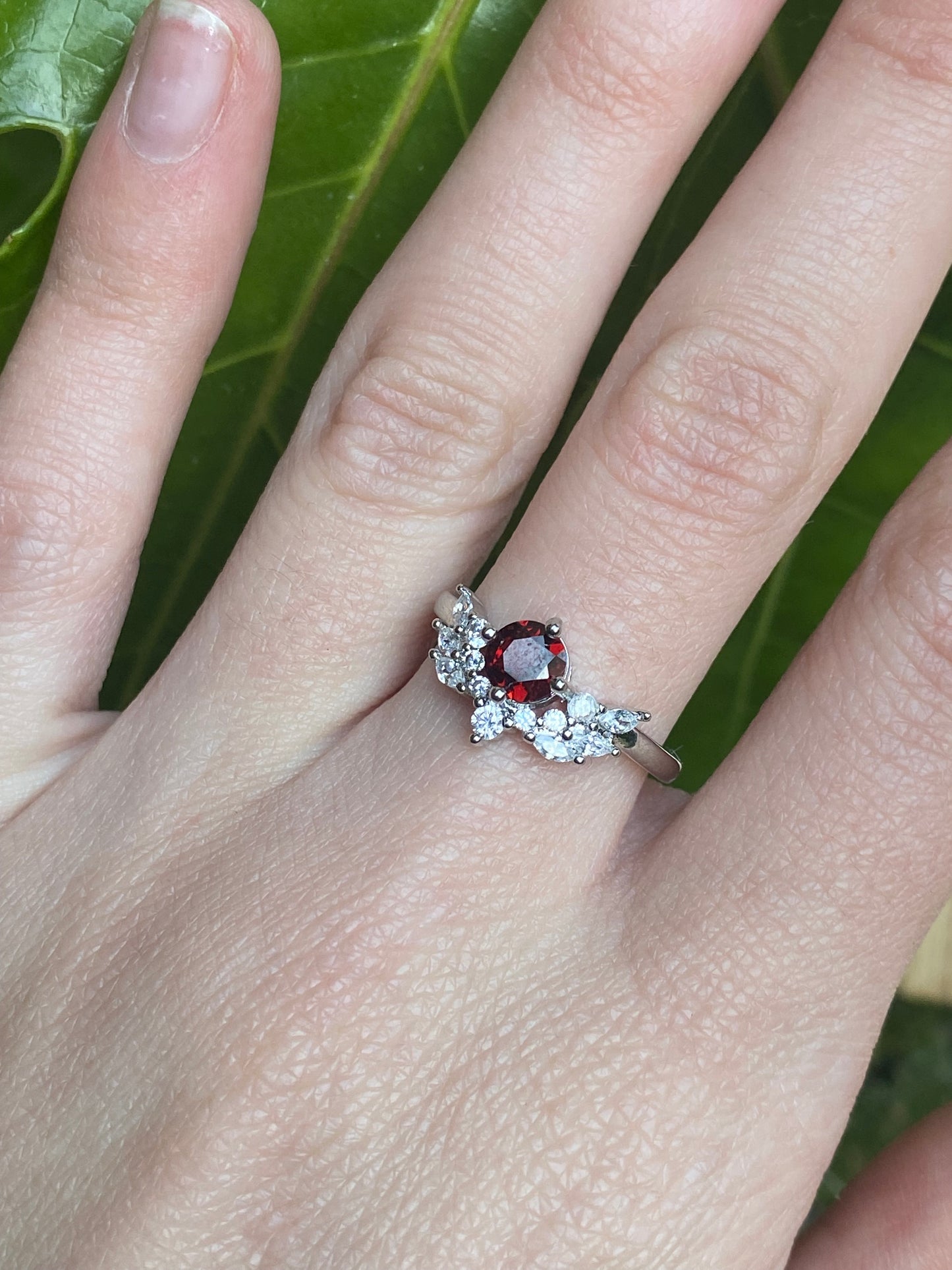 Anello con granato rosso e zirconi