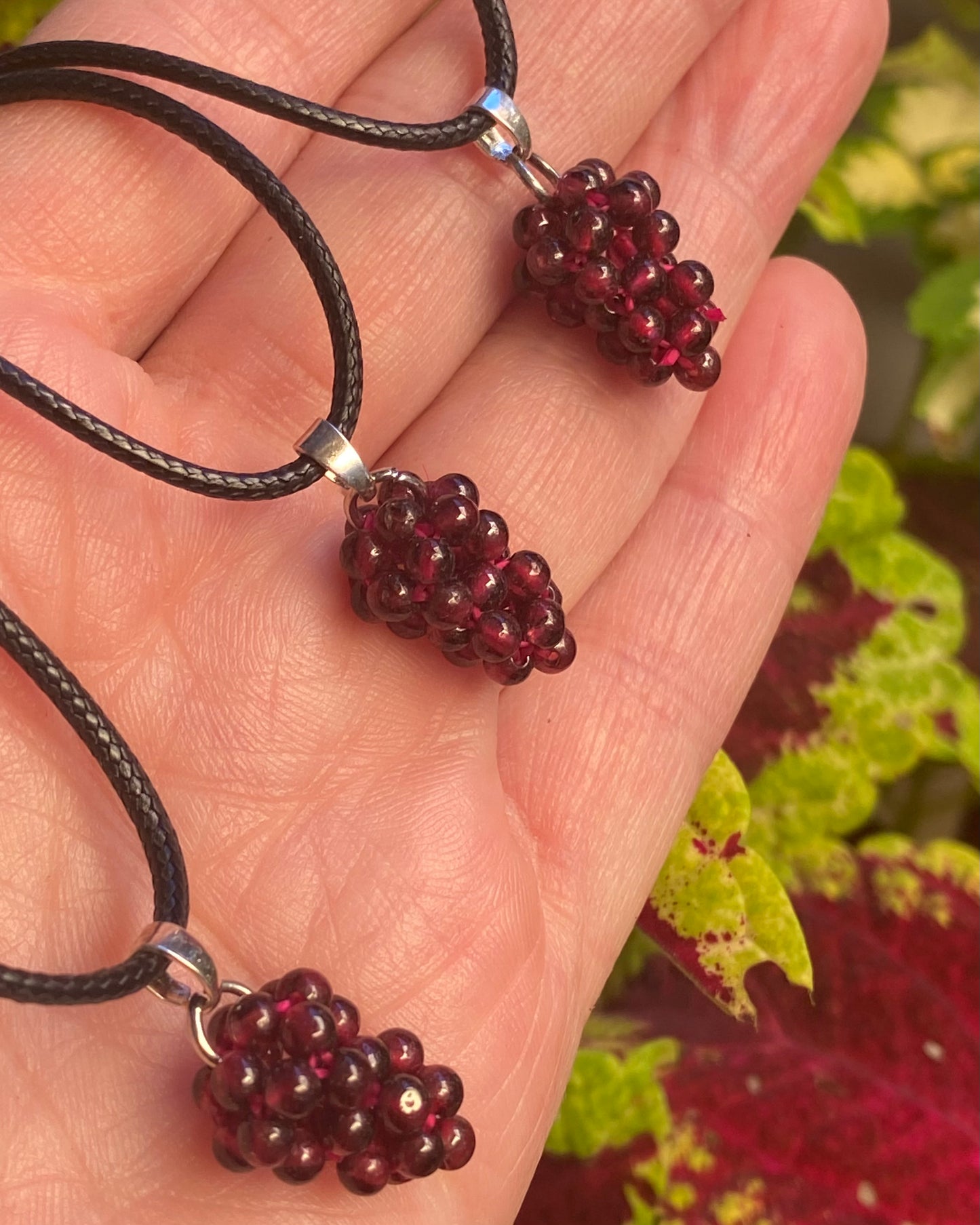 Collana grappolo d’uva in granato