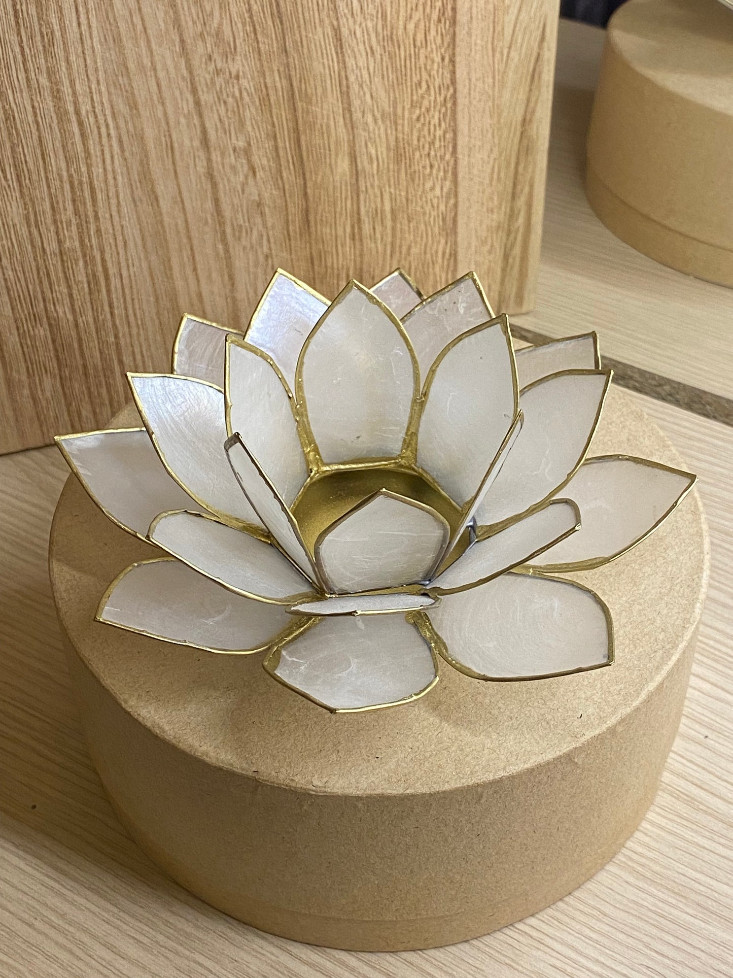 Porta candele fiore di loto in conchiglia Capiz