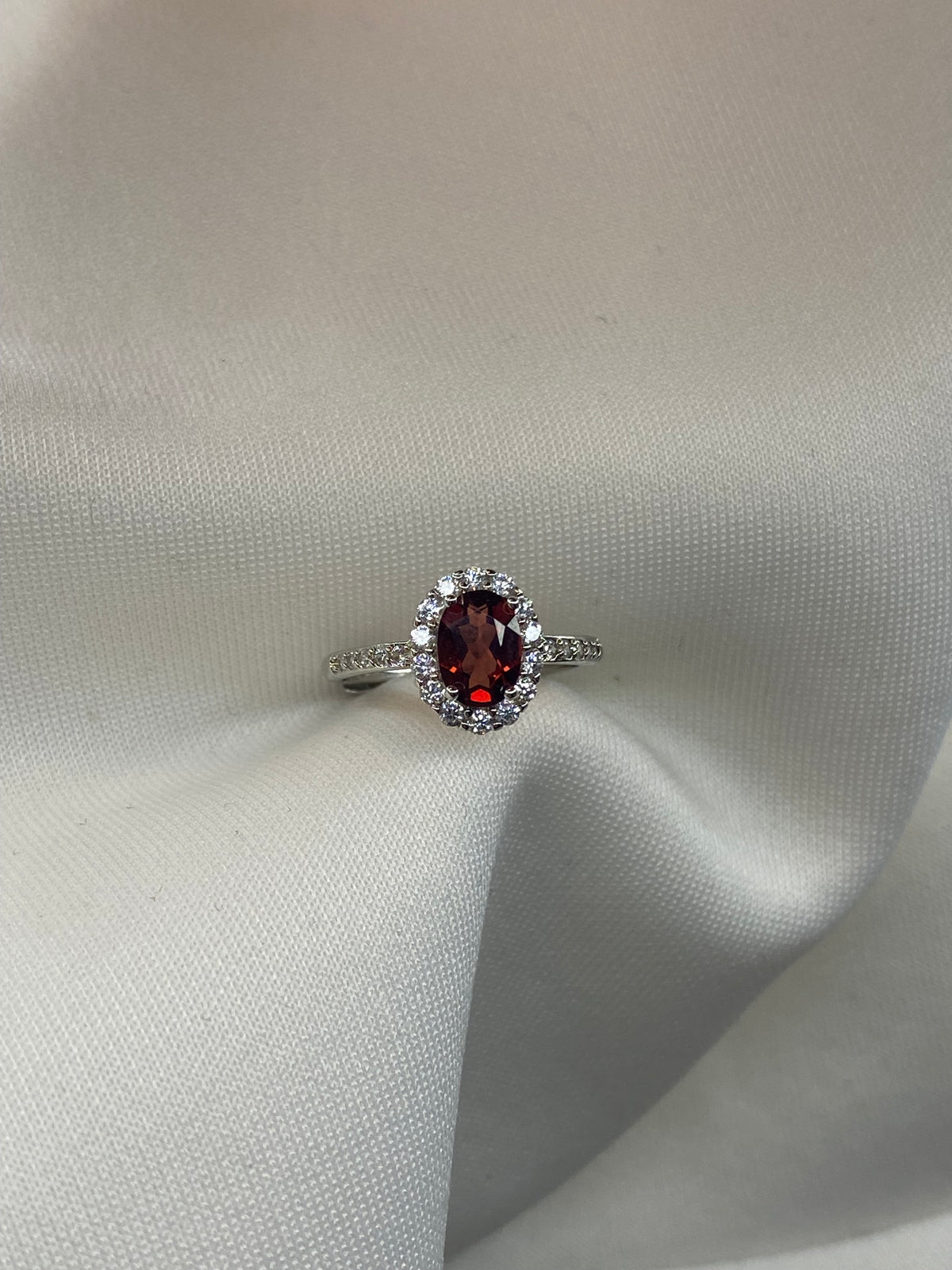Anello Granato ovale