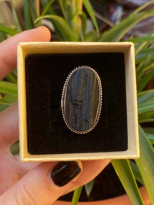 Anello ovale con tormalina nera grezza regolabile in argento 925