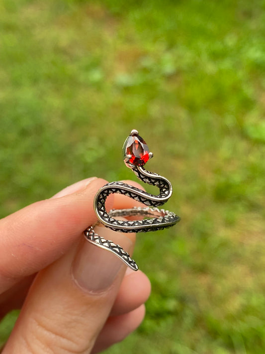 Anello snake granato rosso