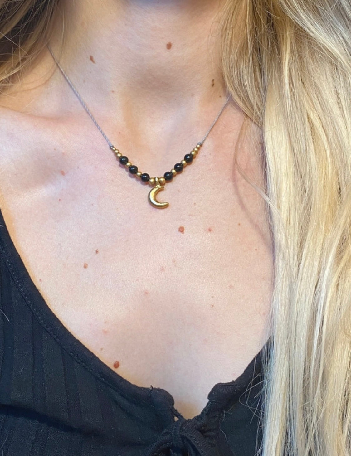 Collana semplice con ossidiana nera e ciondolo luna