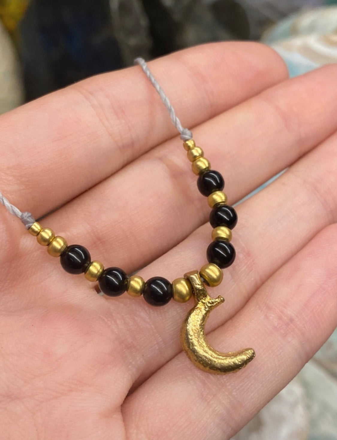 Collana semplice con ossidiana nera e ciondolo luna
