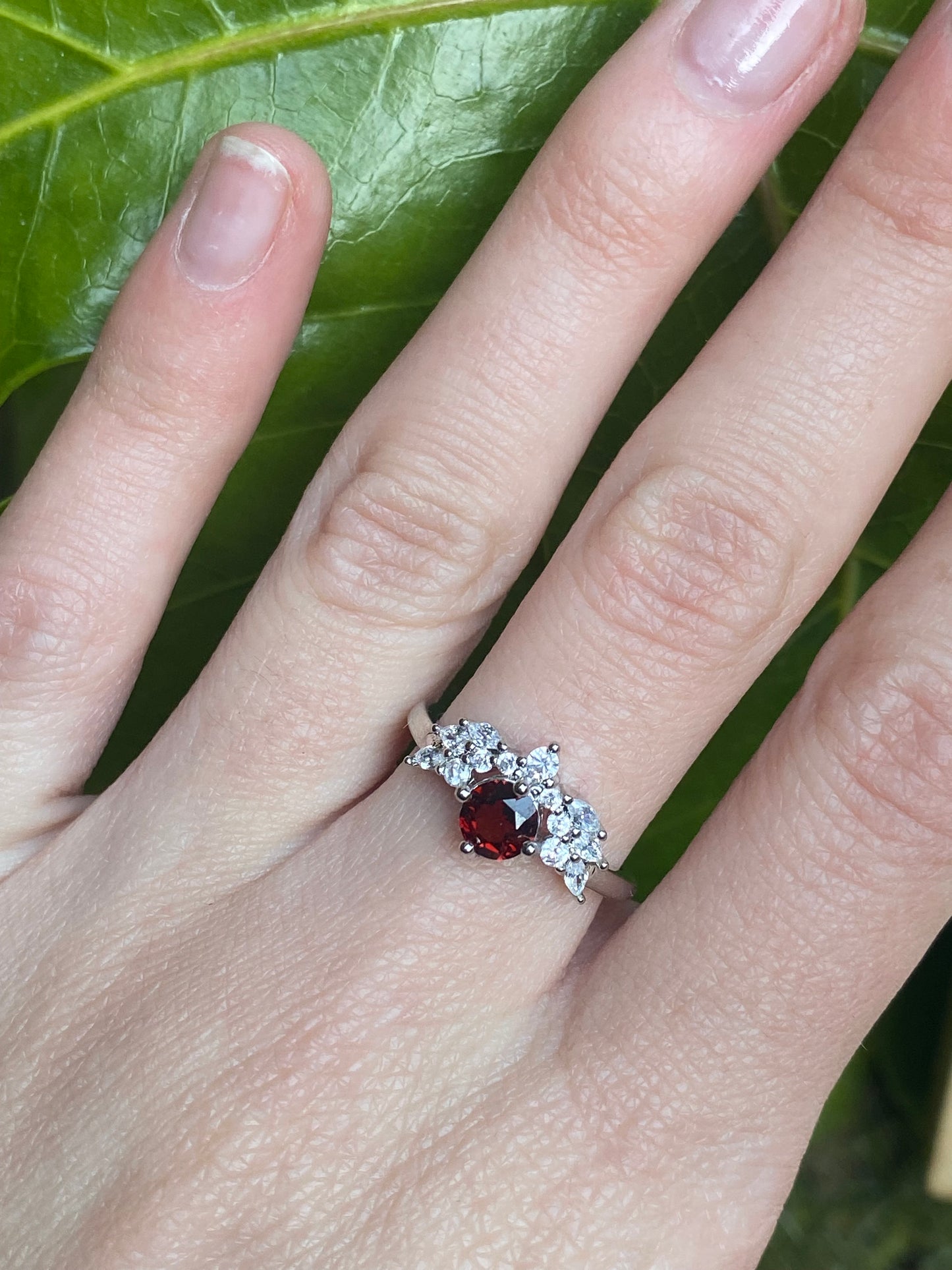 Anello con granato rosso e zirconi