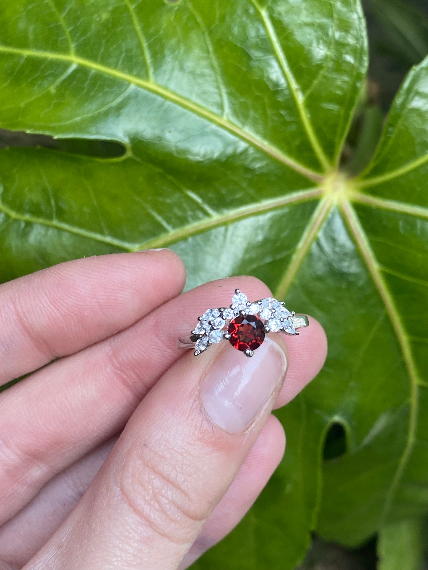 Anello con granato rosso e zirconi