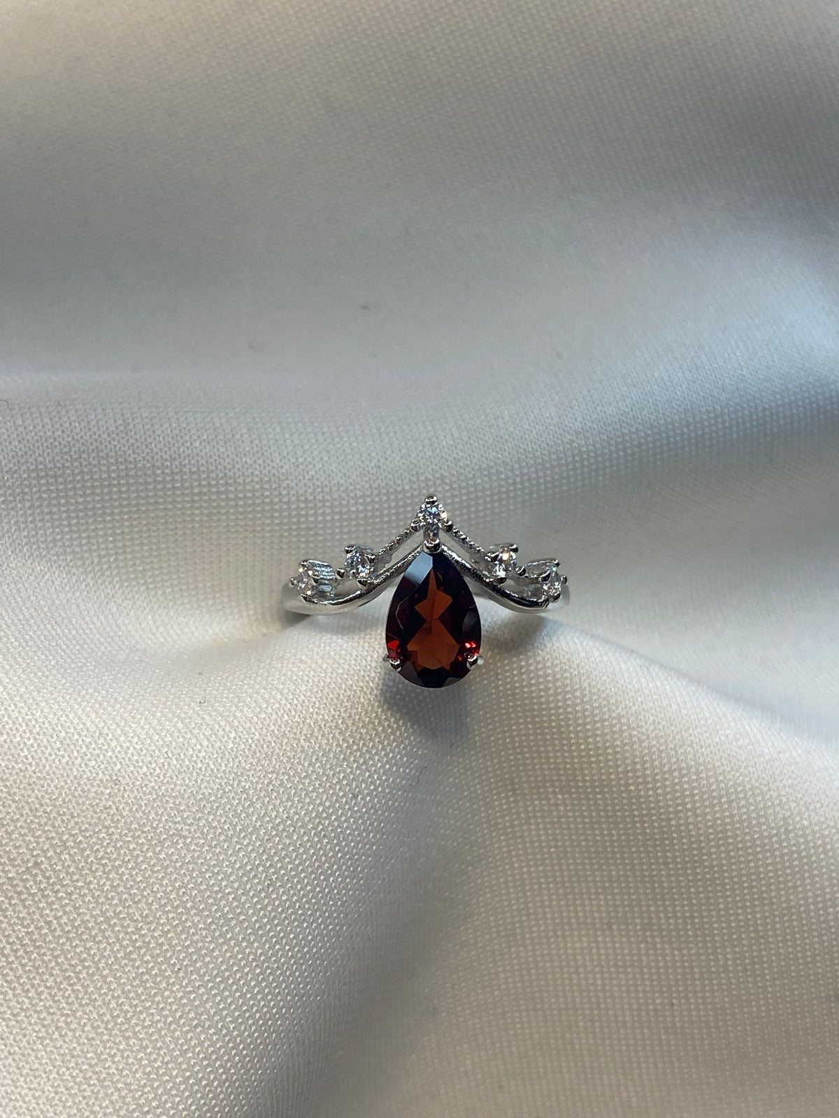 Anello Granato Tiara