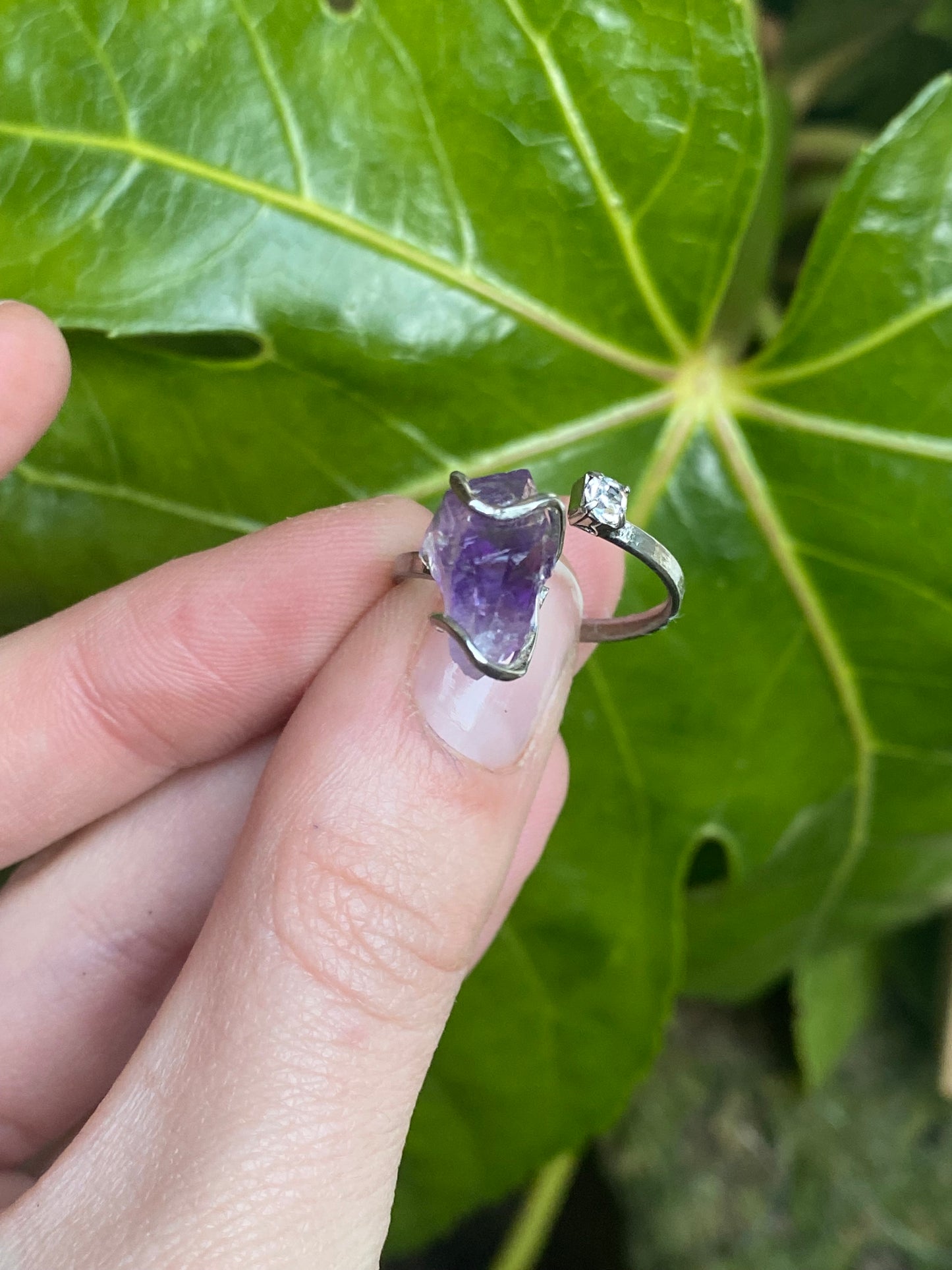 Anello con ametista grezza e zircone