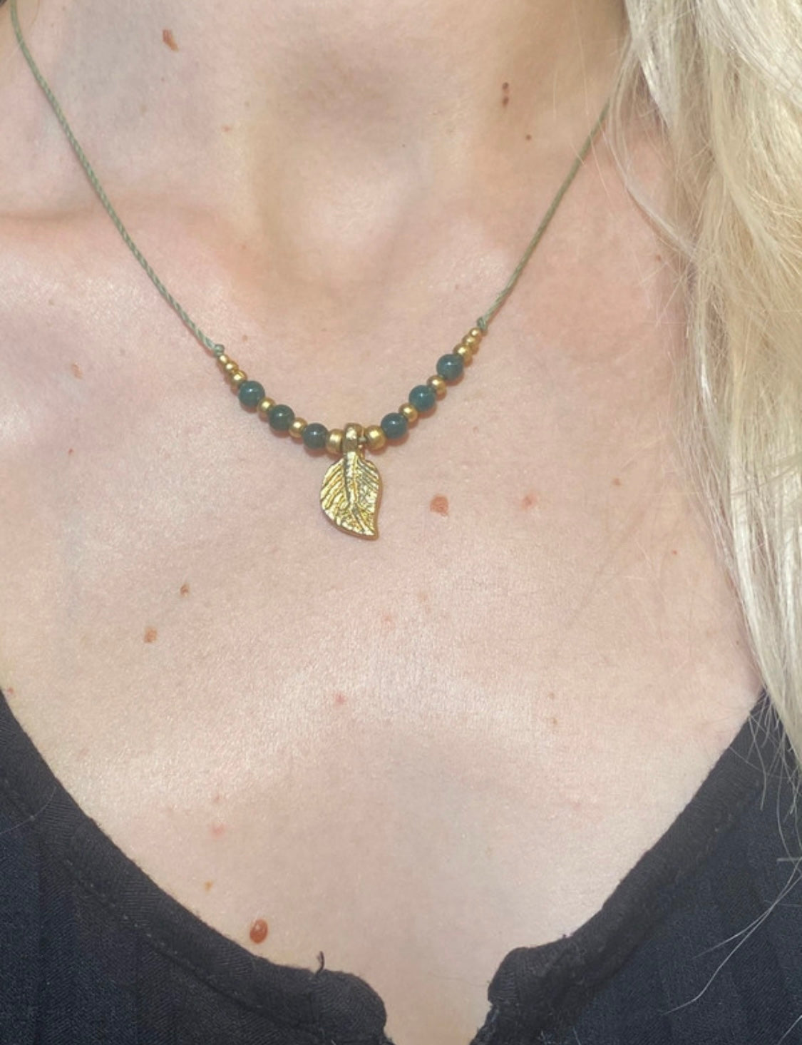 Collana semplice con Agata muschiata e ciondolo foglia