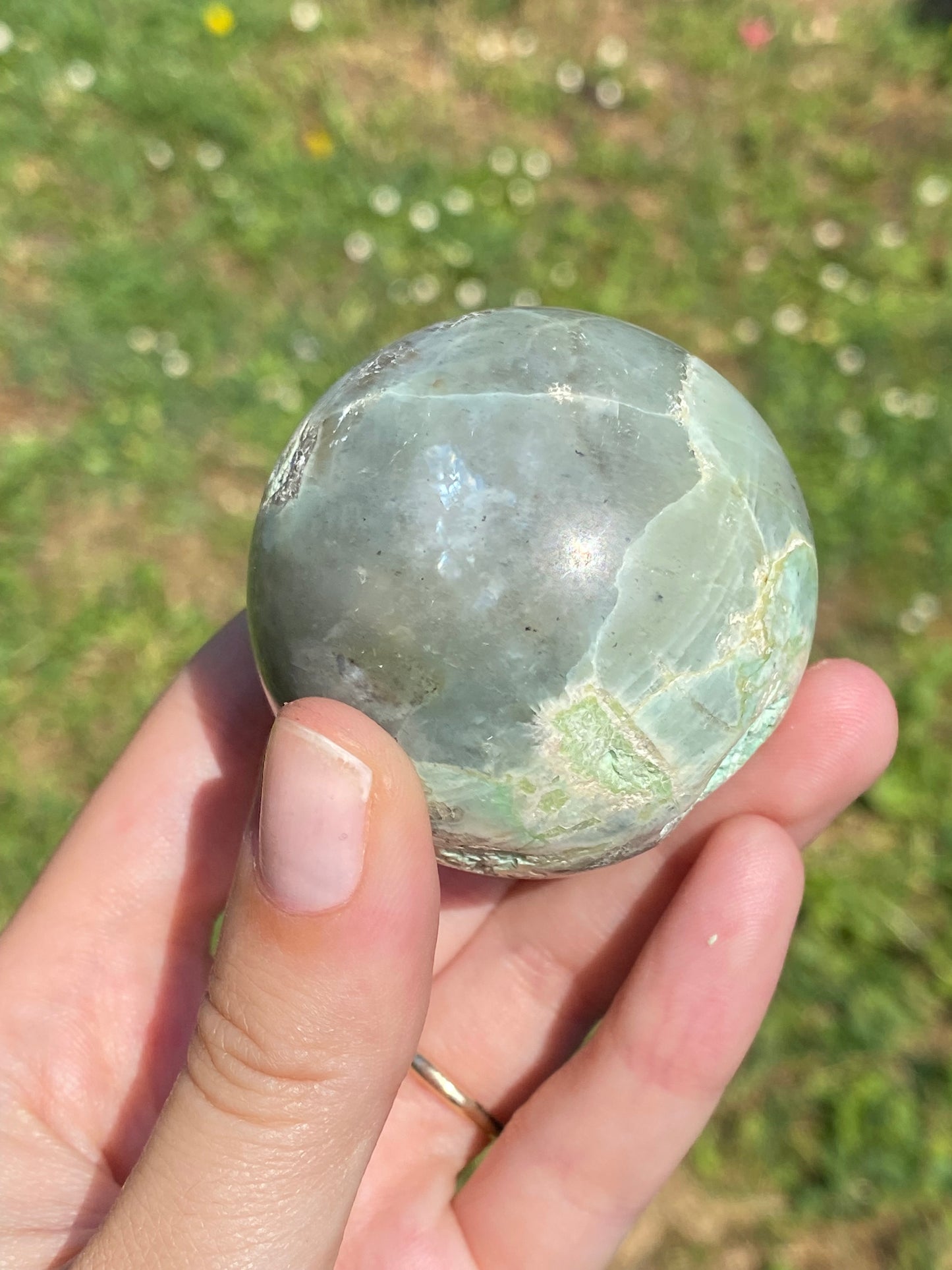 Sfera A in Garnierite (pietra di luna verde)