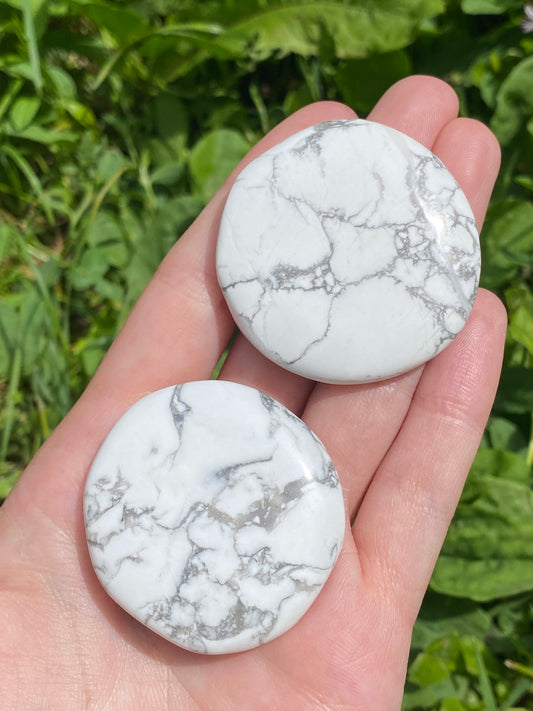 Flat stone in Howlite