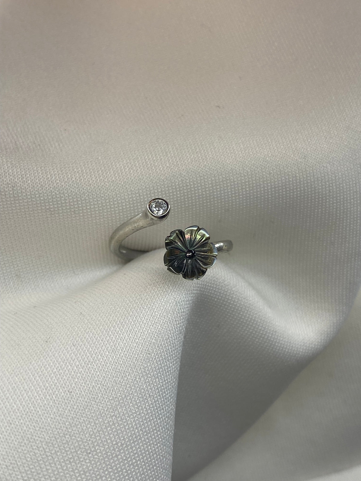 Anello Madreperla Nera fiore e zircone