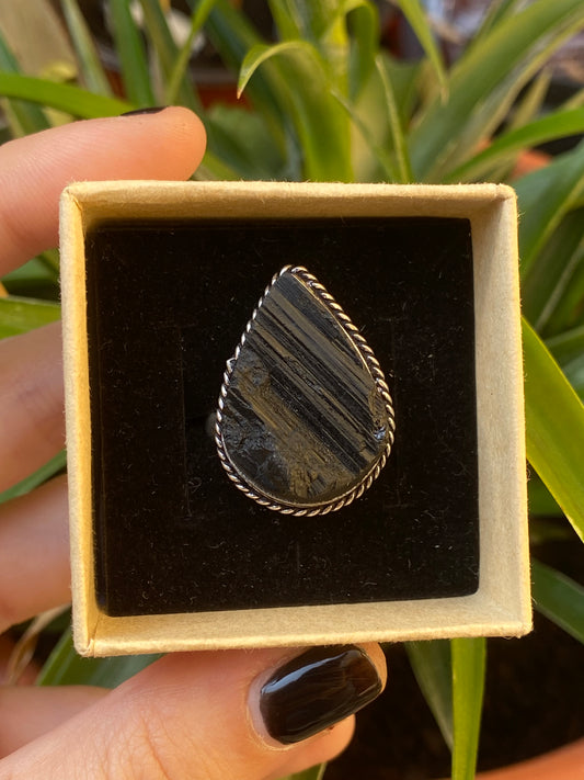 Anello goccia con tormalina nera grezza regolabile in argento 925