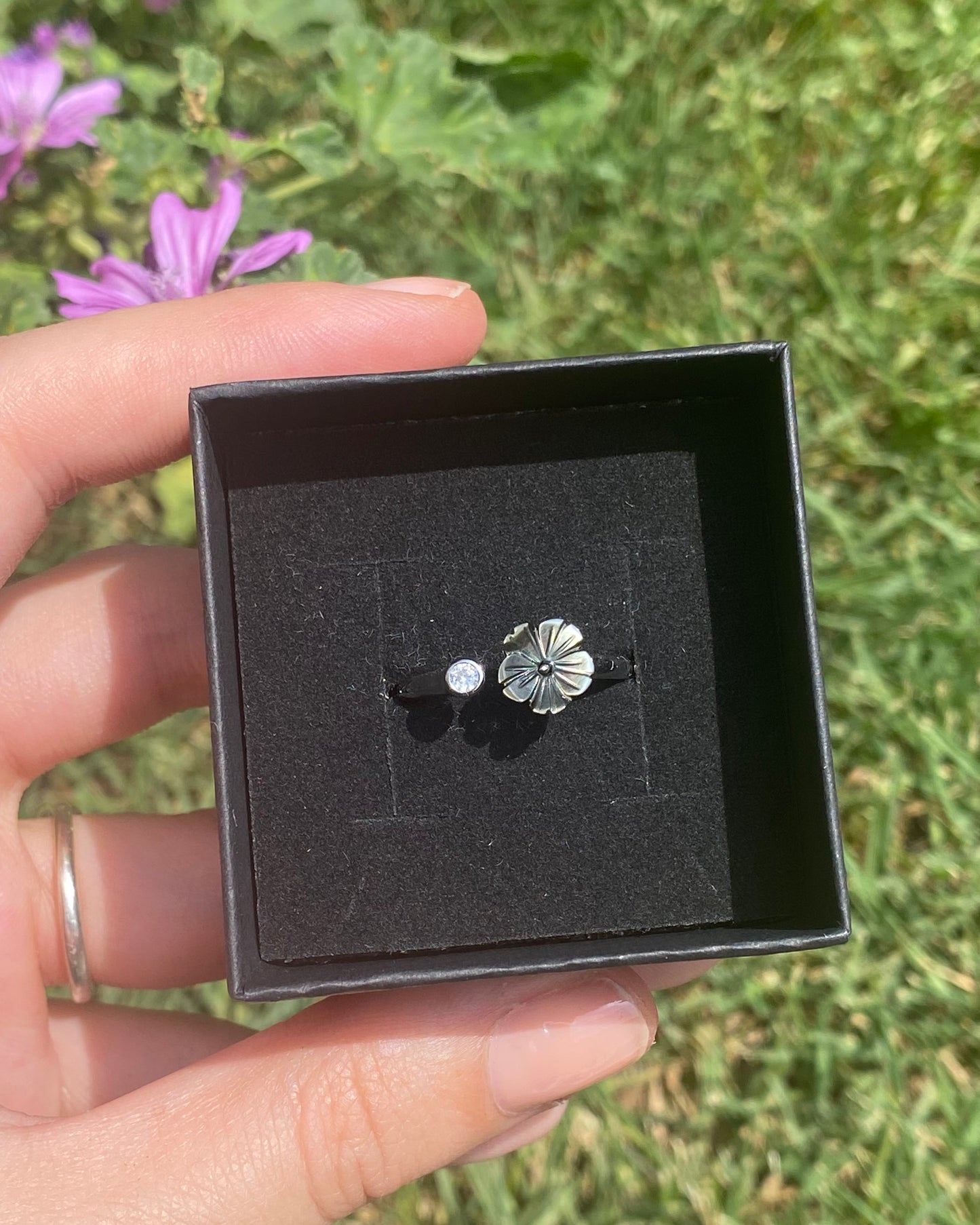 Anello MADREPERLA fiore nero