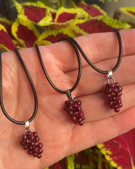 Collana grappolo d’uva in granato