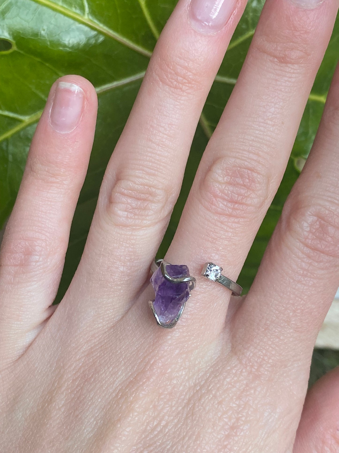 Anello con ametista grezza e zircone